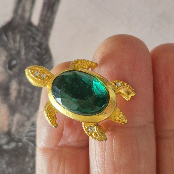 Gold and Green Turtle Brooch with Intricate Details - Picture 5 of 8